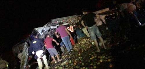 Acidente com caminhão e ônibus deixa 25 pessoas mortas e seis feridas