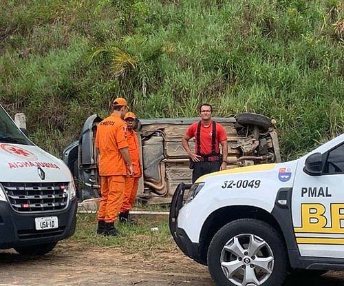 Homem fica preso às ferragens após capotamento em Ipioca