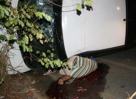 Motorista perde controle, capota e acaba esmagado pelo próprio carro