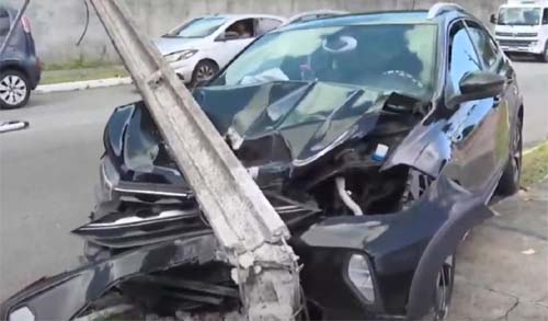 Mãe perde controle do carro e colide contra poste enquanto levava filho para escola em Maceió    