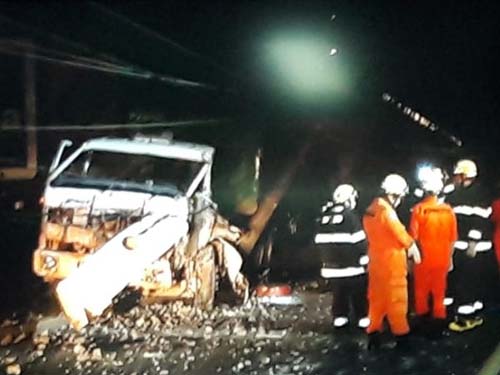 Motorista fica preso às ferragens após acidente com caminhão na Leste-Oeste