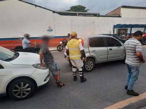 Após acidente, taxista é preso por embriaguez ao volante
