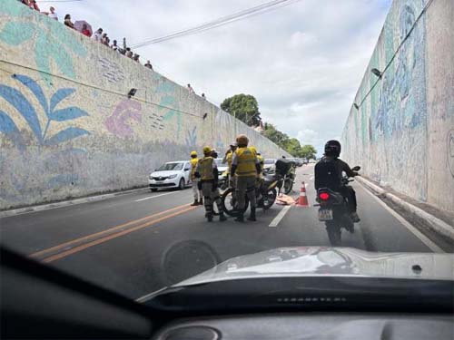 Mulher morre ao cair de viaduto e acerta motociclista, que fica ferido