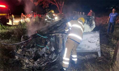 MG: irmãos morrem em capotamento e incêndio de carro em rodovia