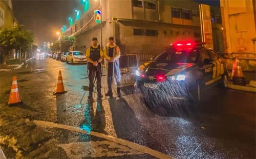 Motociclista colide com viatura do DMTT durante fuga policial e garupa morre