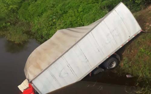 Colisão entre dois caminhões deixa um morto, na AL-220