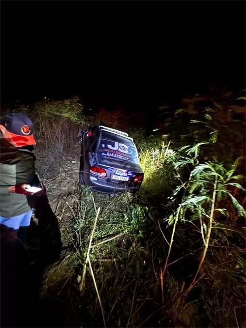 Motociclista morre após colisão frontal com carro; a moto pegou fogo