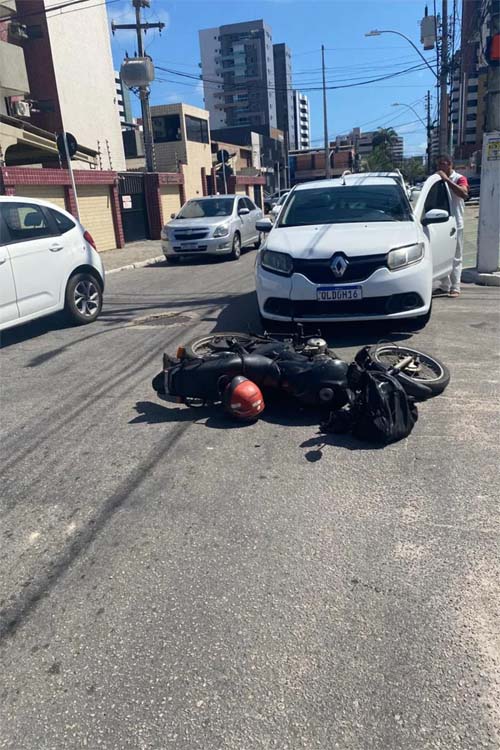 Idoso fica ferido em colisão entre carro e motocicleta na Jatiúca