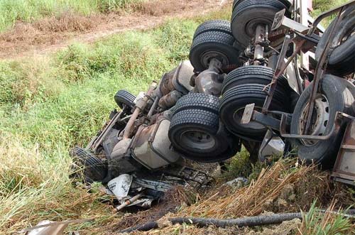 Acidente entre três carretas para o trânsito na BR 101 proximo a Usina Sinimbu