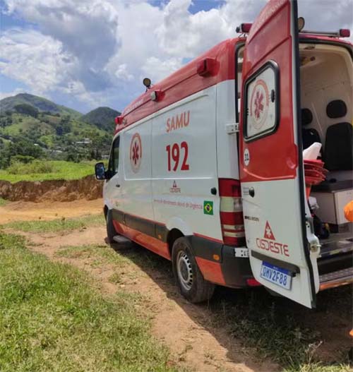 Motorista de carreta carregada de cal morre após tombar na BR-101, em Joaquim Gomes