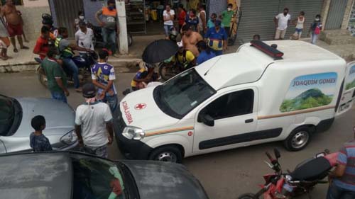 Acidente entre carro e moto no centro de Joaquim Gomes deixa uma mulher ferida