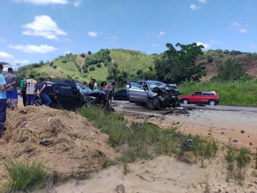 Colisão frontal deixa um morto e seis feridos na BR-101, em Joaquim Gomes