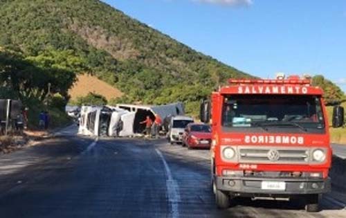 Condutor fica ferido após carreta tombar em trecho da BR-101
