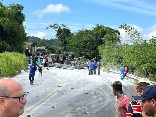 Três ficam feridos após acidente entre caminhão e carro, em Joaquim Gomes