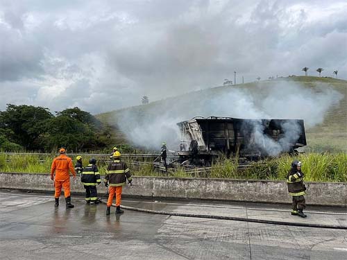 Condutor de caminhão fica preso às ferragens após veículo tombar e pegar fogo na BR-101