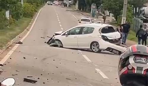 Colisão na Avenida Josefa de Melo deixa veículo destruído após perda de controle