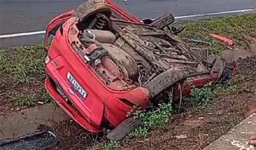 Veículo perde o controle e resulta em capotagem na BR-101 próximo a Junqueiro