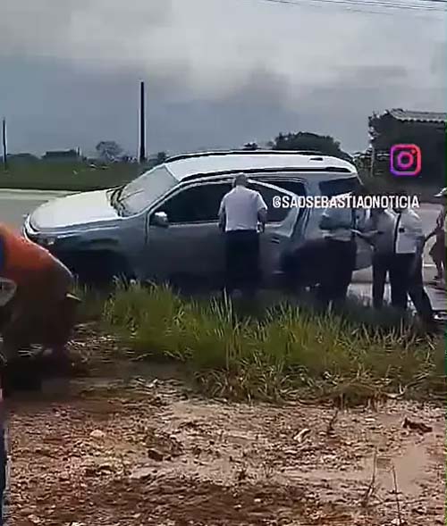 Veículos colidem frontamente e saem da pista; um deles capotou na BR-104