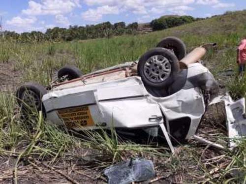 Funcionários do IBGE ficam feridos após capotamento em Cajueiro