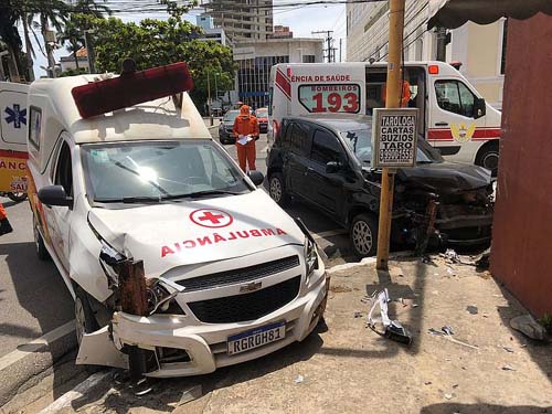 Três pessoas ficam feridas em acidente entre carro e ambulância, no Centro