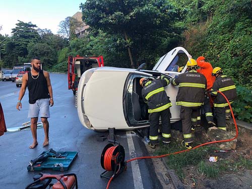 Capotamento deixa 3 feridos e trânsito lento na Ladeira Geraldo Melo, no Farol