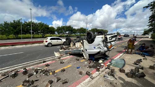 Motorista fica ferido após caminhão capotar e invadir ciclovia na Avenida Josepha de Mello