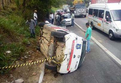 Veículo da Polícia Civil capota na Ladeira do Lindóia mata policial civil e deixa 3 feridos