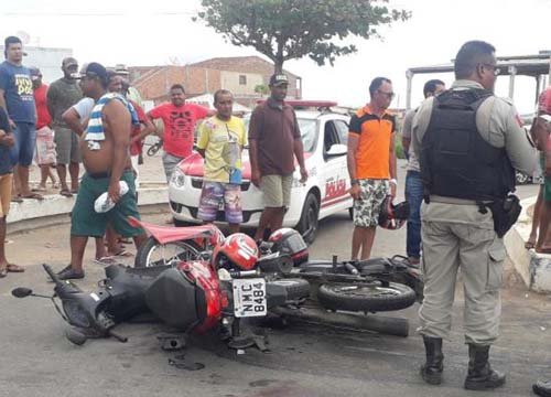 Dois motociclistas ficam gravemente feridos após colisão entre motos em Lagoa da Canoa