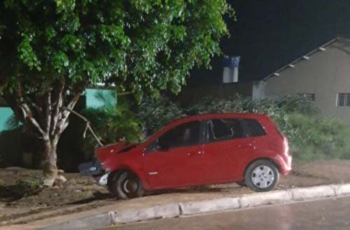 Condutor fica ferido após colisão de carro em árvore em Lagoa da Canoa