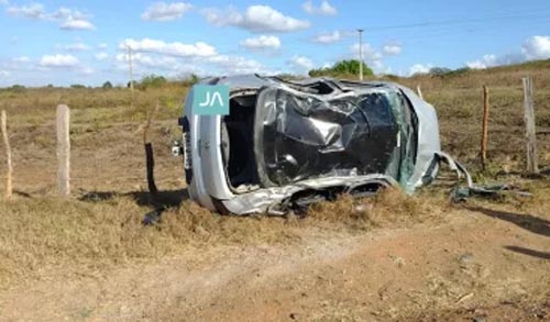 Após colisão, veículo capota e deixa duas pessoas feridas na AL-115