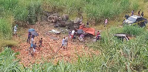 MILAGRE? Caminhão carregado com telhas fica totalmente destruído após tombar em São José da Laje e motorista sai com vida