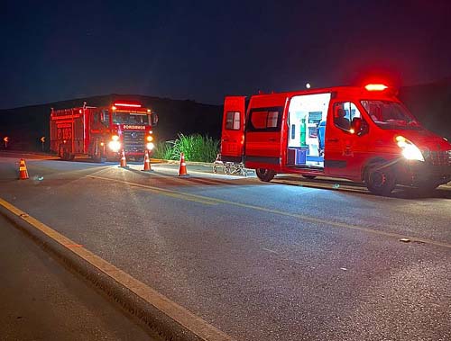 Carro cai em ribanceira após acidente e uma pessoa fica presa às ferragens, em São José da Laje
