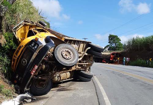 Motorista morre após colisão entre caminhões na BR-104