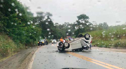 Capotamento deixa dois feridos e trânsito lento na BR 104