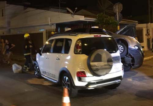 Colisão entre carros deixa veículo apoiado em apenas duas rodas