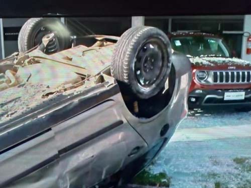 Motorista sobra em curva, capota veículo e atinge fachada de loja em Maceió