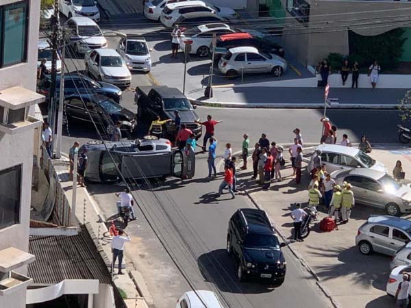 Carro de passeio capota e deixa vítimas feridas na Ponta Verde