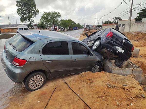 Carros batem e caem em vala aberta de obra, em Tabuleiro do Martins