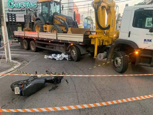 Motociclista tem a cabeça esmagada por pneus de caminhão em acidente no Centro de Maceió