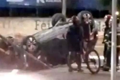 Carro capota e para em canteiro de avenida na parte alta de Maceió