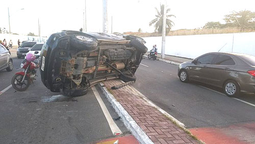 Condutor perde o controle do veículo, derruba poste e capota, no Eixo Quartel
