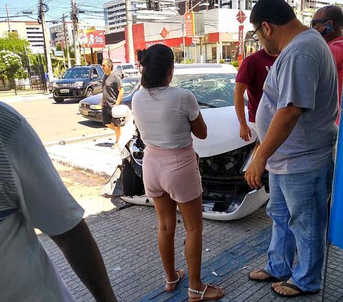 Após acidente, carro para na calçada e quase invade agência bancária em Maceió