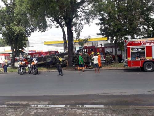 Colisão de caminhão em árvore deixa passageiro preso às ferragens em Maceió