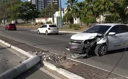Acidente na Avenida Gustavo Paiva causa interrupções no trânsito após colisão com poste