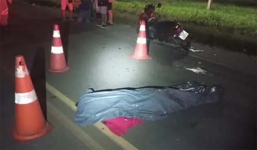 Mãe morre e filha fica ferida após motocicleta atingir cavalo em rodovia