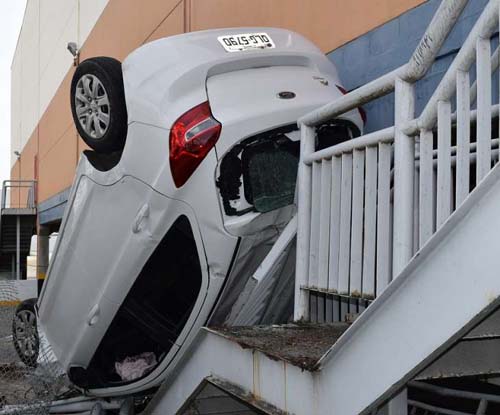 Impressionante: carro derruba grade de hipermercado e vai parar em escada