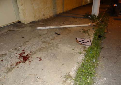 Cinco pessoas são atropeladas no Farol e população incendeia veículo