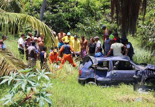 Jovem é arremessado de carro e morre em acidente na AL 101 Norte