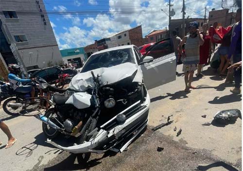 Motociclista é arremessado por cima de automóvel após ser atingido na AL-101 Norte