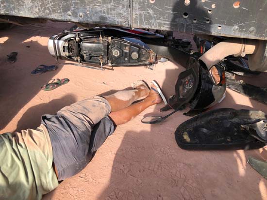 Acidente entra motoneta e caçamba deixa família ferida em Marechal Deodoro